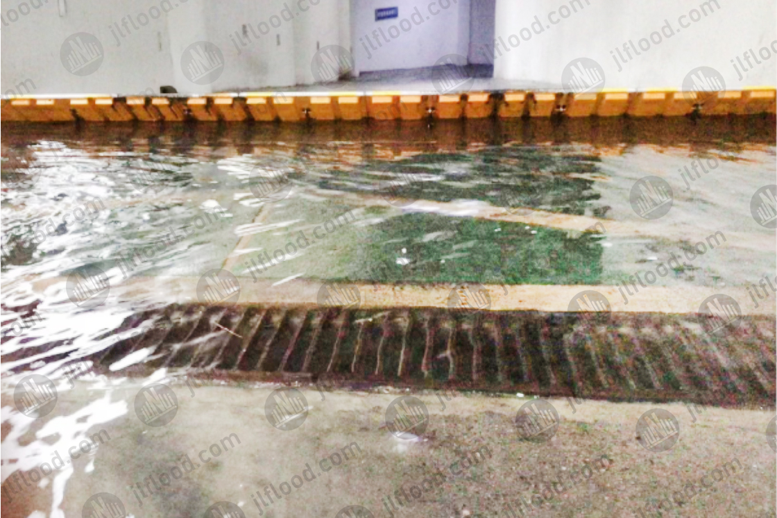 Automatic flood control gate blocks water in an underground garage in Jiangsu
