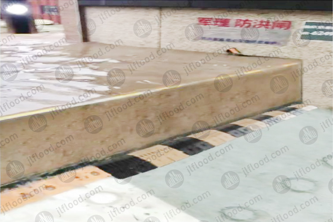 Automatic flood control gate blocks water in Dalian