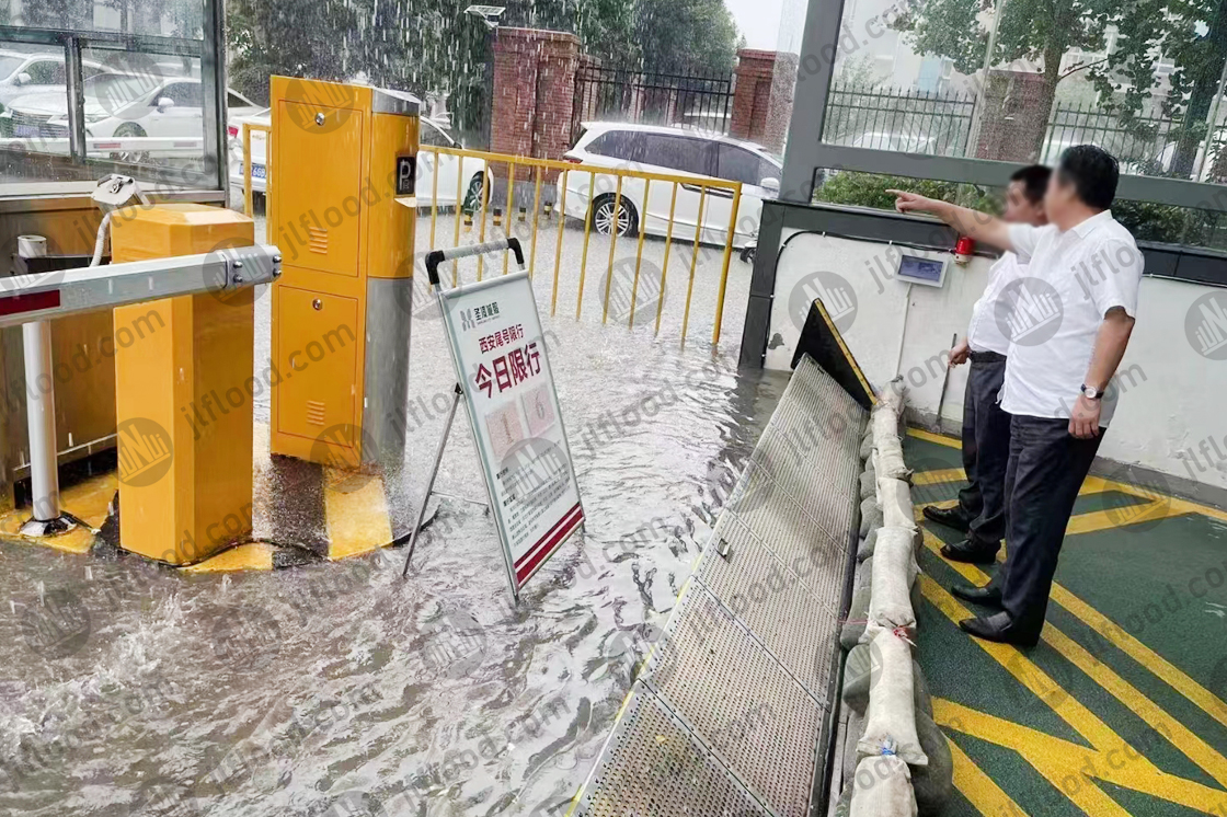 Automatic flood control gate blocks water in an underground garage in Shanxi