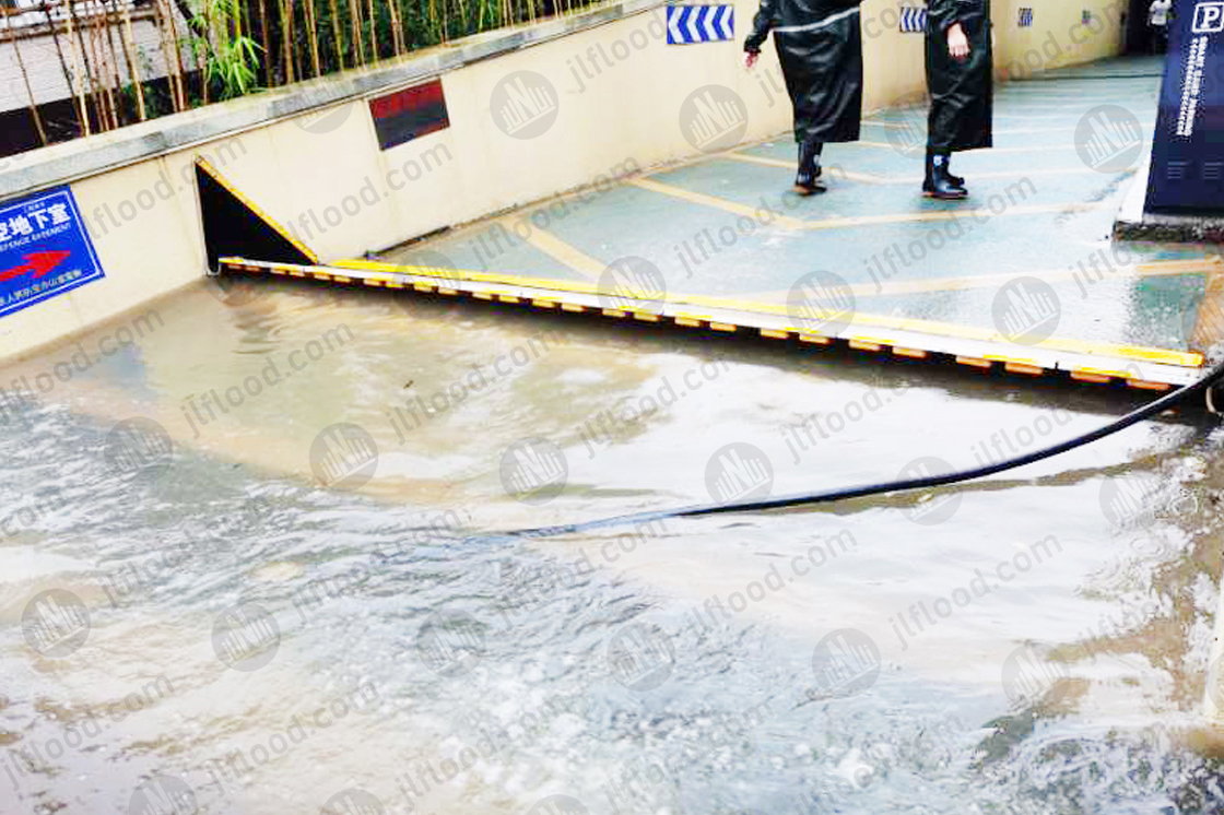 Automatic flood control gate blocks water in Qingdao