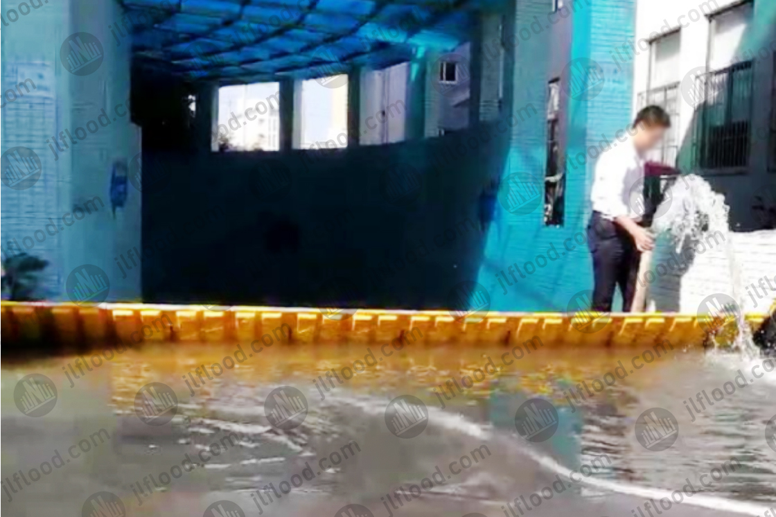 Automatic flood control gate blocks water