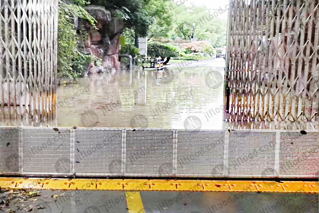 Automatic flood control gate blocks water in Wuxi Jinkui Park