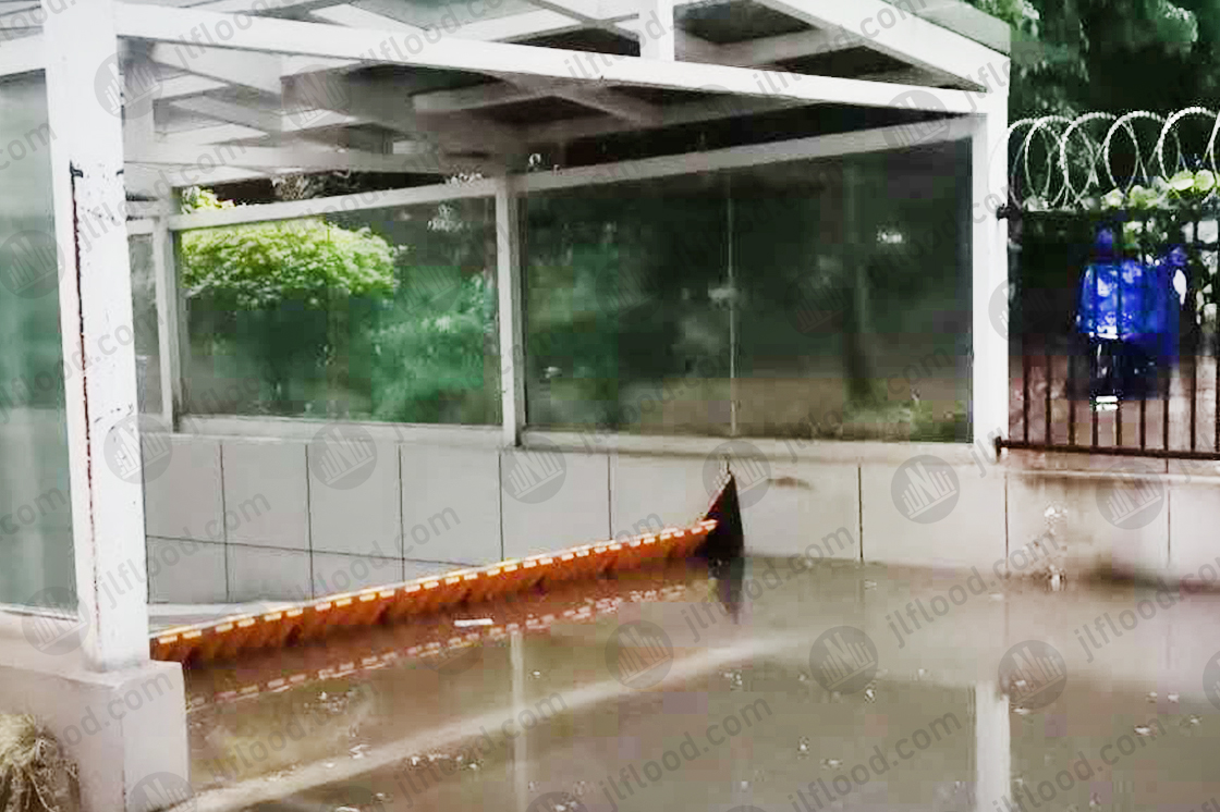 Automatic flood control gate blocks water in an underground garage in Yunnan