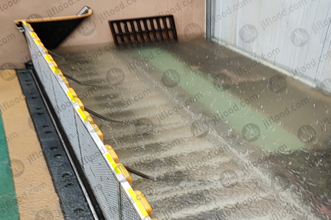 Automatic flood control gate blocks water in an underground garage in Nanjing
