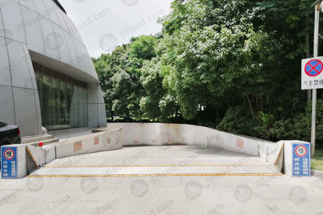 Automatic flood barrier for underground garage
