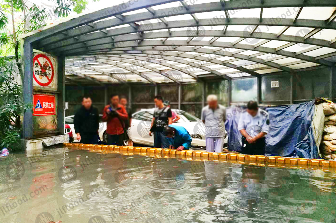 Automatic flood control gate blocks water in an underground garage in Nanjing
