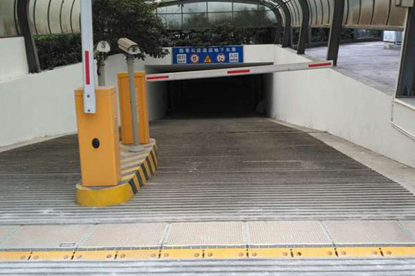 Automatic flood barrier door application cases at underground garage entrance in Nantong city