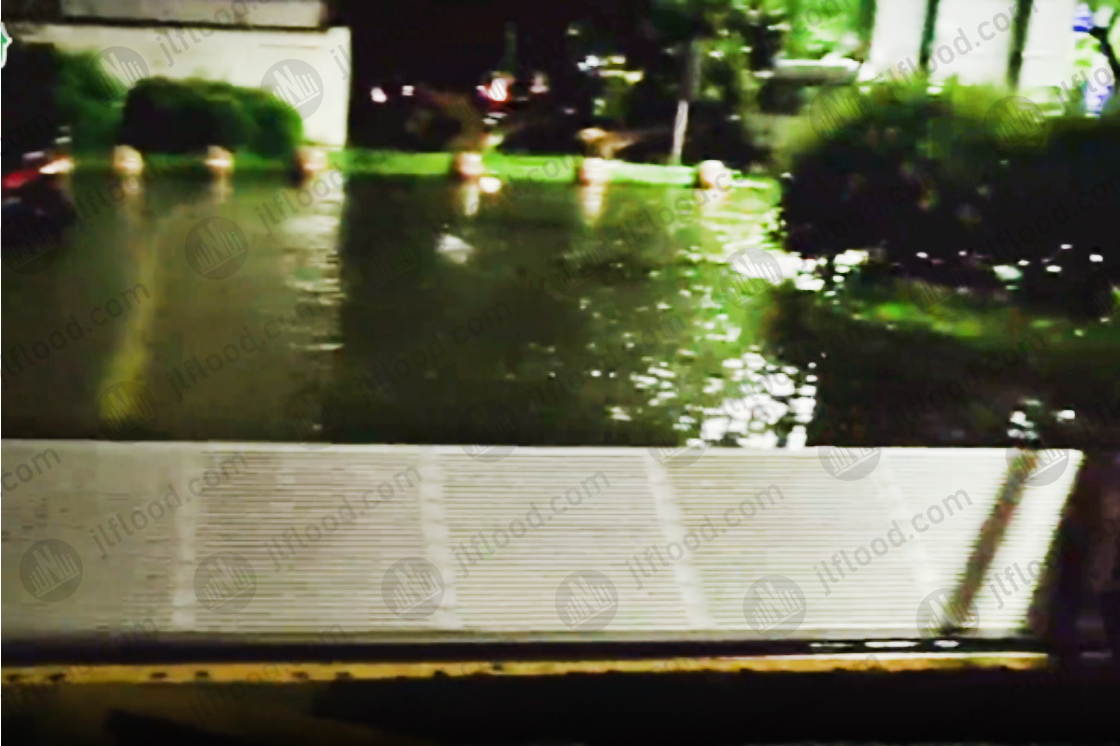 Automatic flood control gate blocks water in an underground garage in Suzhou