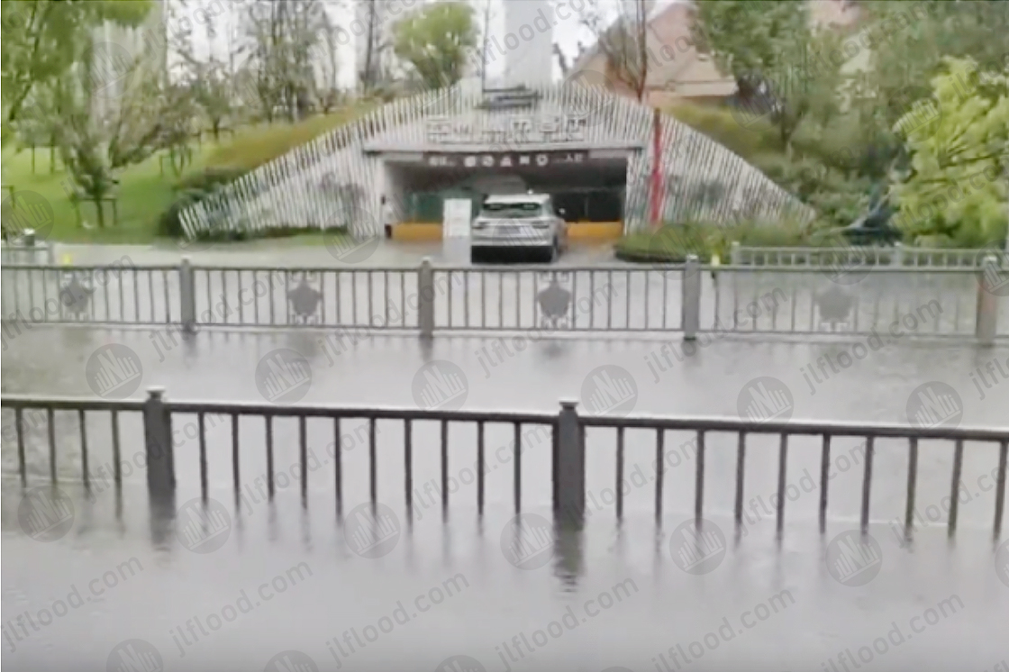 Automatic flood control gate blocks water in an underground garage in Wuxi