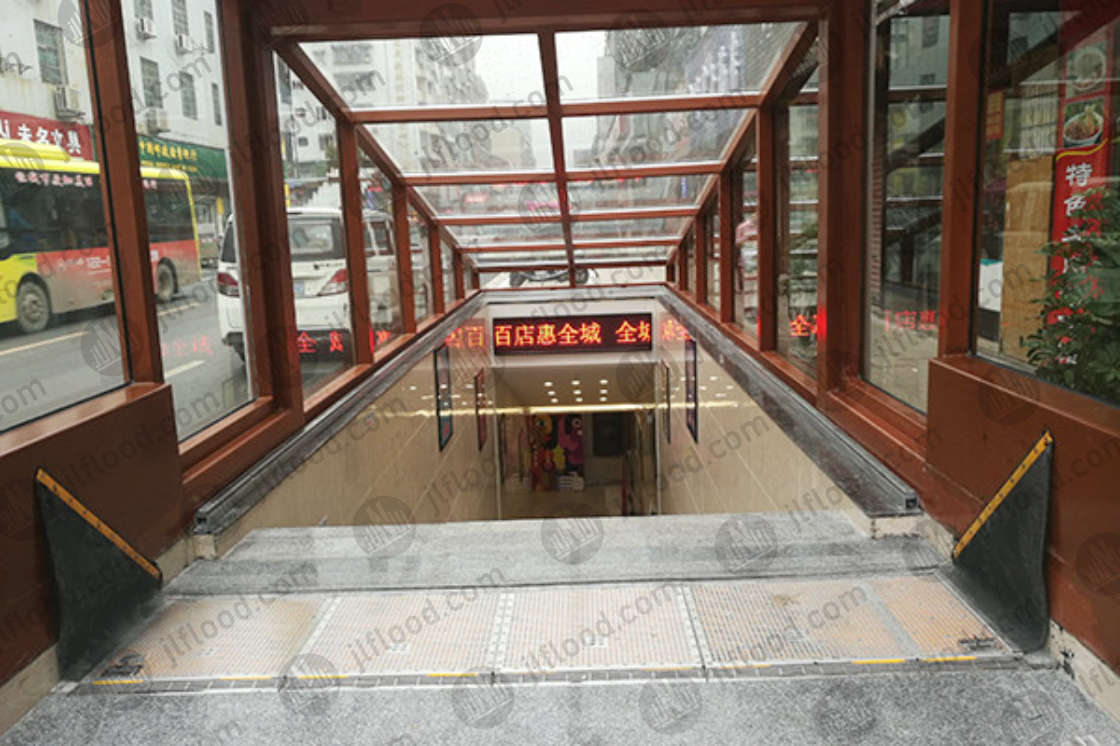 Automatic flood barrier for underground shopping mall construction in Hunan