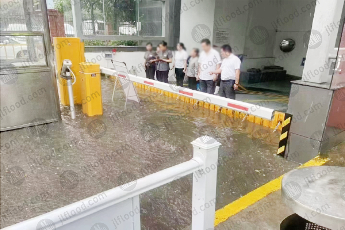 Automatic flood control gate blocks water in Shanxi