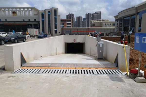 Automatic flood barrier door application case at underground building entrance 